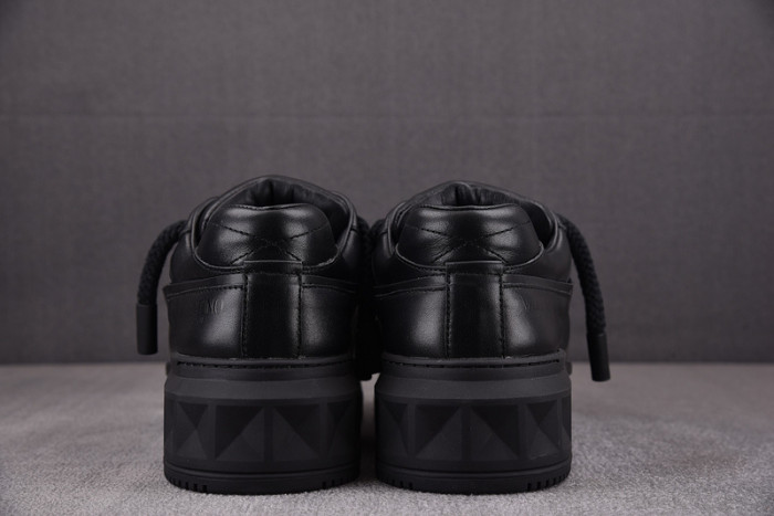 v*lentino garavani one stud sneakers m237035