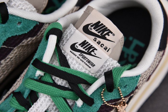 nike vaporwaffle sacai villain red neptune green dd3035-200