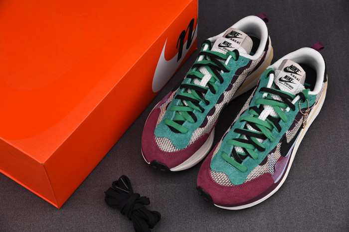 nike vaporwaffle sacai villain red neptune green dd3035-200