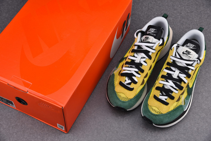 nike vaporwaffle sacai tour yellow stadium green cv1363-700