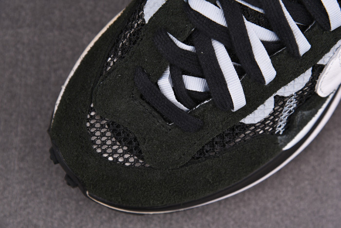 nike vaporwaffle sacai black white cv1363-001