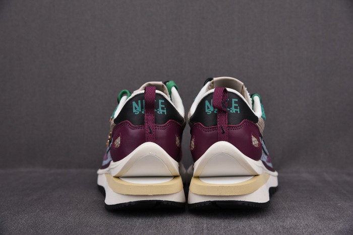 nike vaporwaffle sacai villain red neptune green dd3035-200