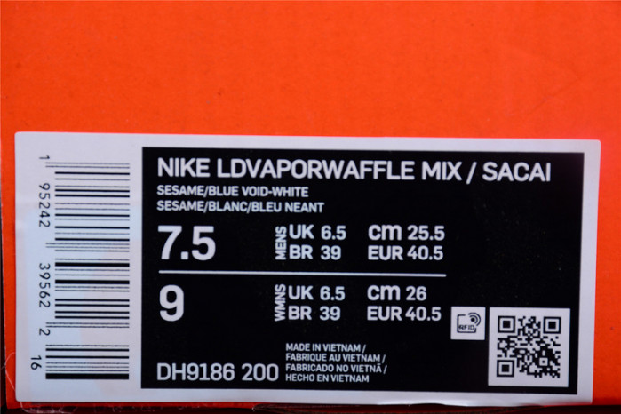 r42 sacai x jean paul gaultier x nk vaporwaffle dh9186-200