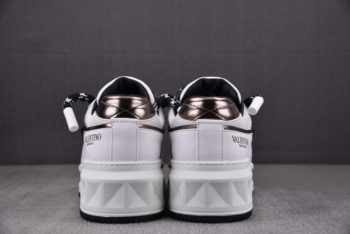 v*lentino garavani one stud sneakers m237037