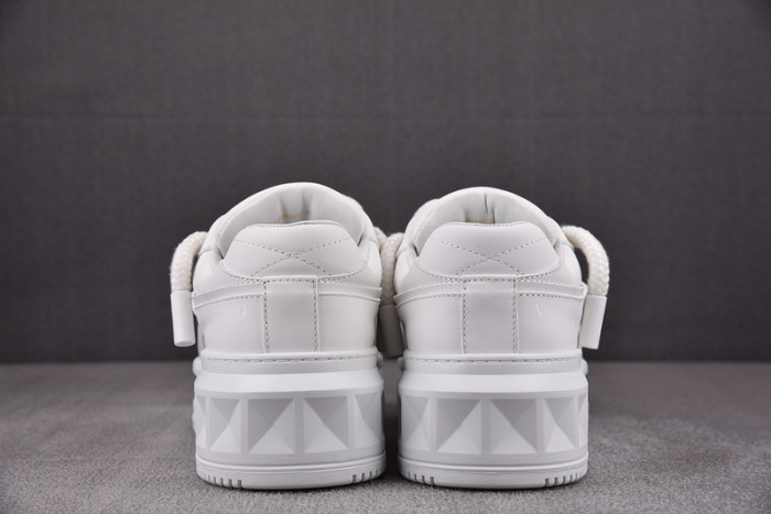 v*lentino garavani one stud sneakers m237036