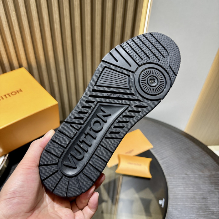 L0VT SNEAKER