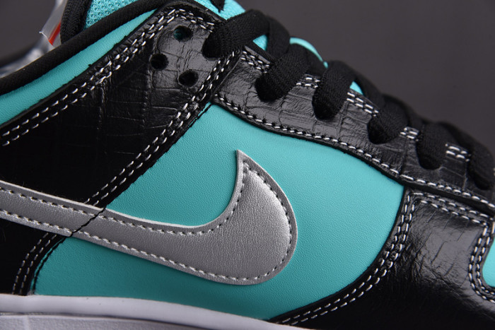 Nike SB Dunk Low D1am0nd S*pply Co. 304292-402