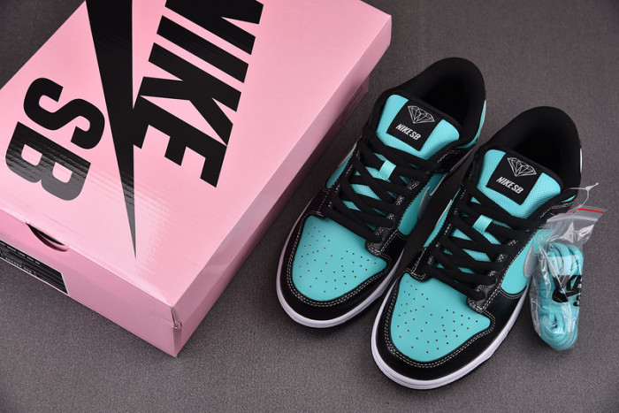 Nike SB Dunk Low D1am0nd S*pply Co. 304292-402