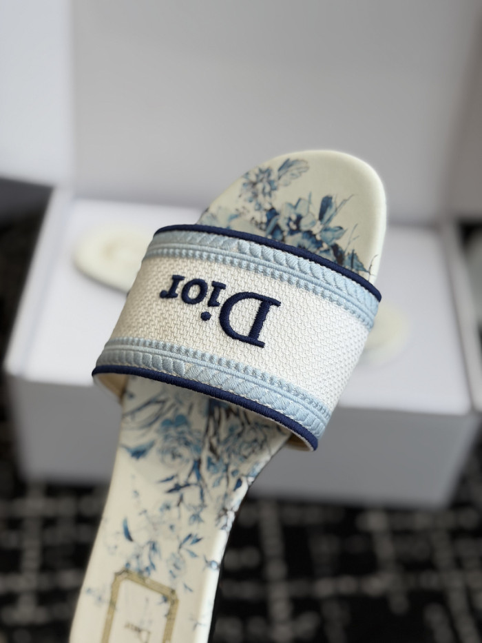d10r sandal