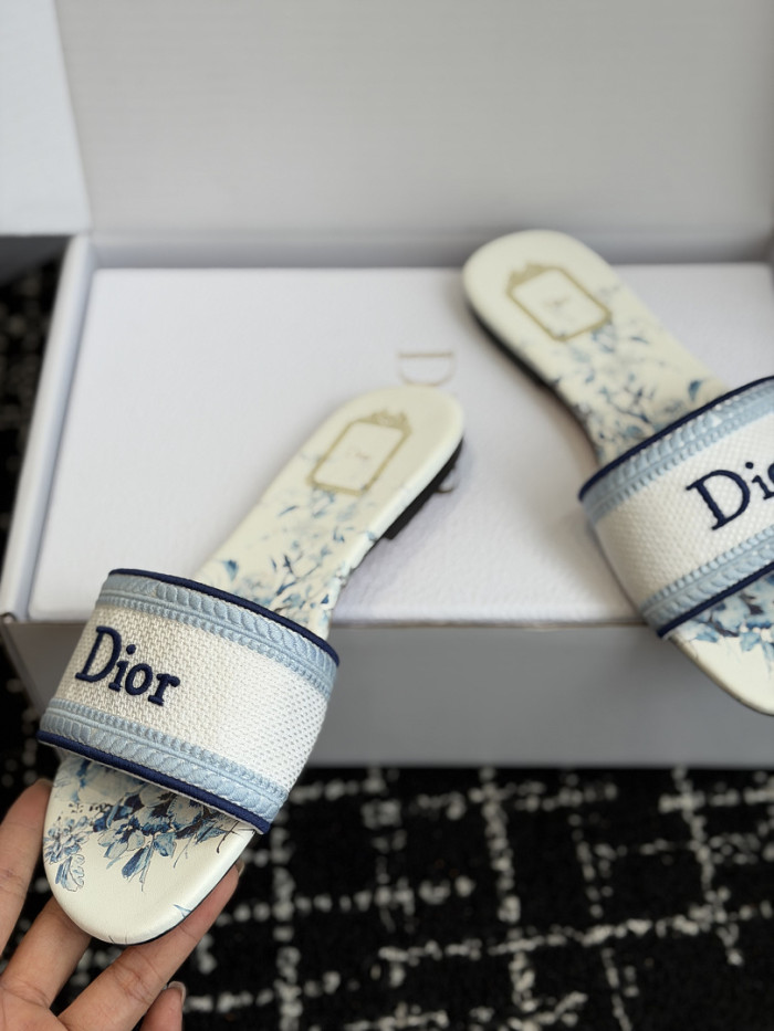 d10r sandal