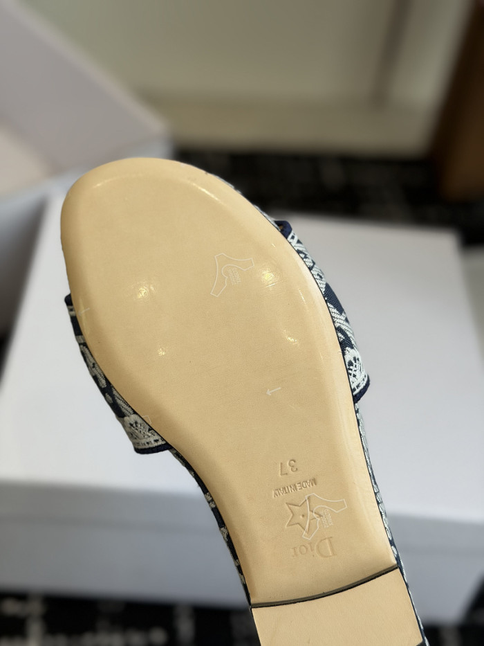 d10r sandal