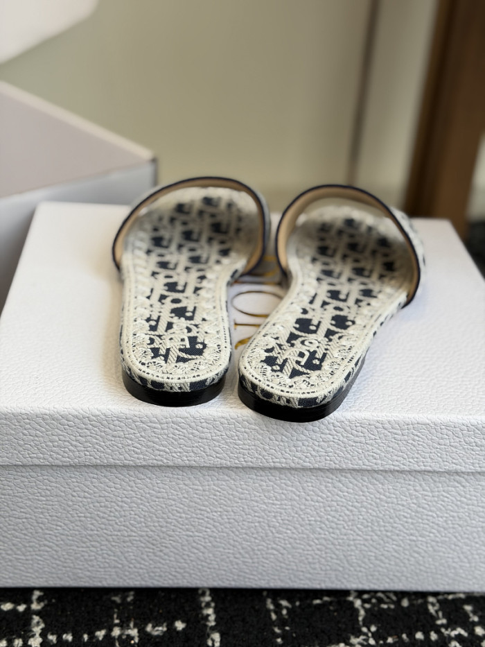 d10r sandal