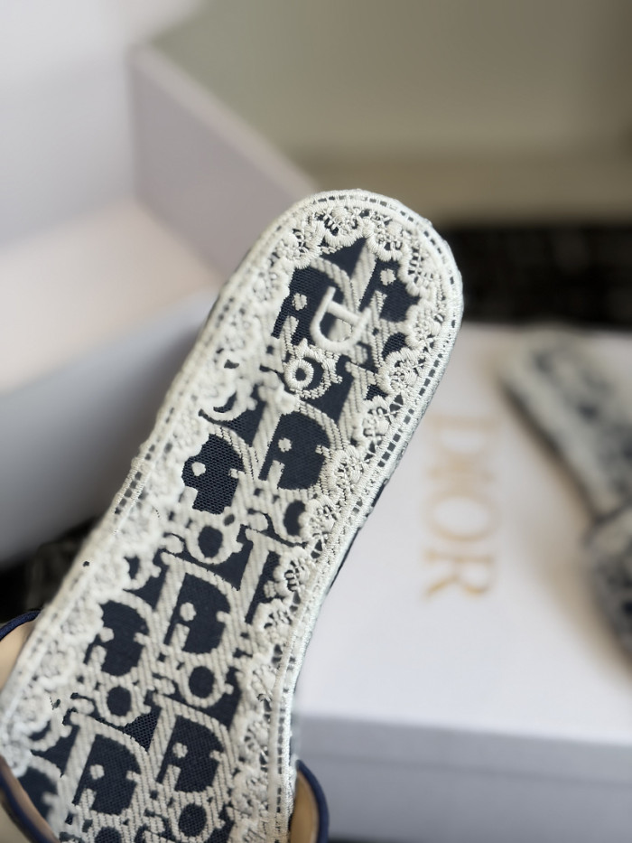 d10r sandal