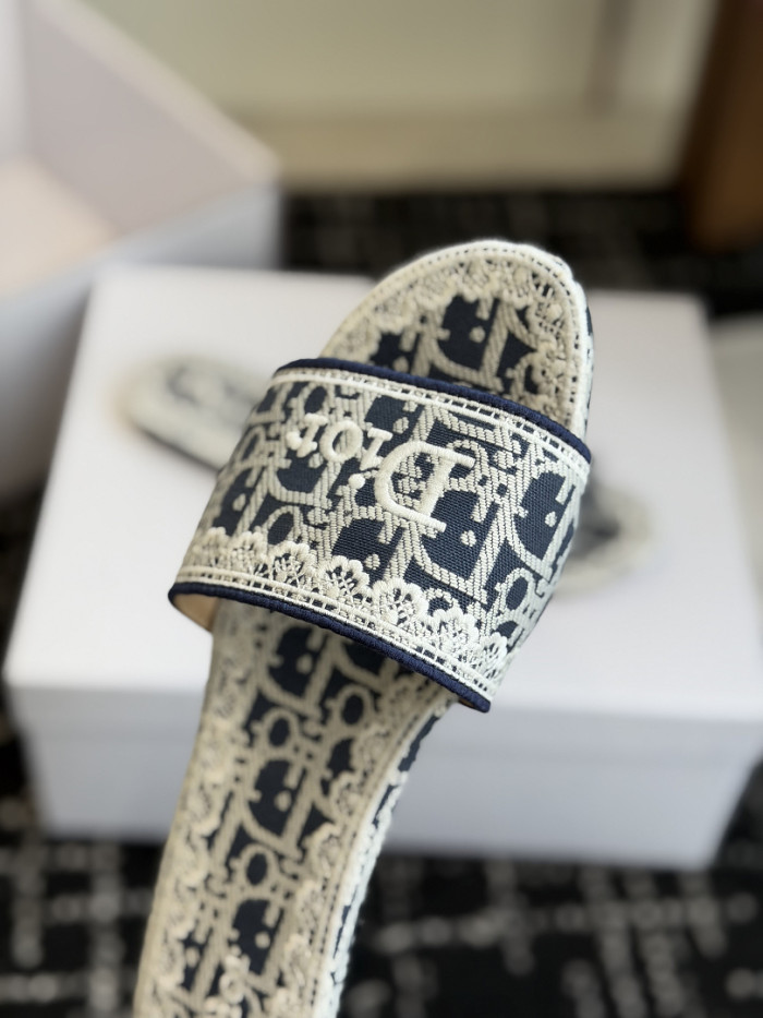 d10r sandal