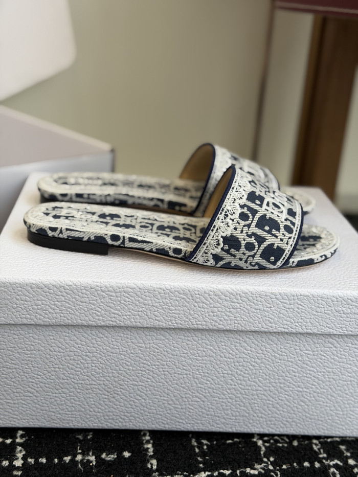 d10r sandal