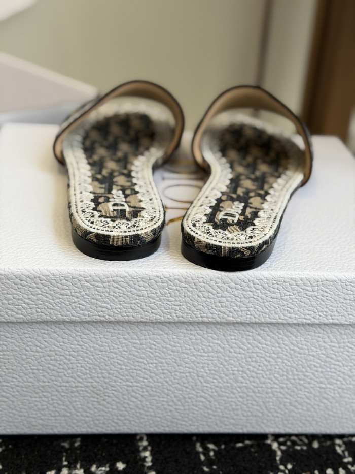d10r sandal