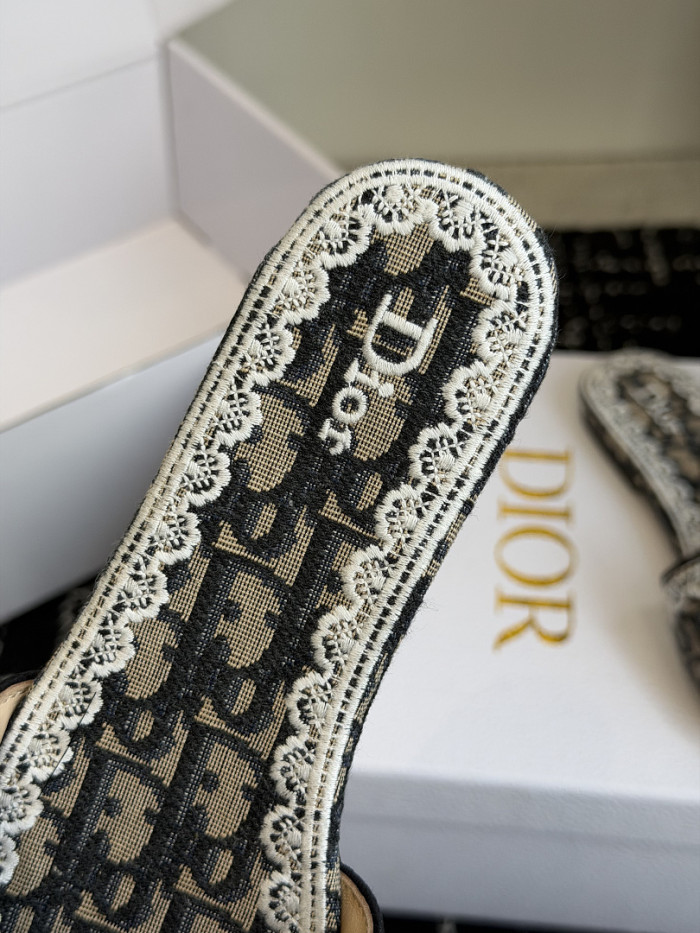d10r sandal