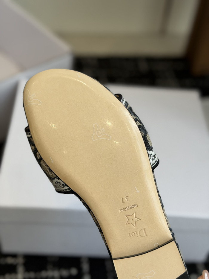 d10r sandal