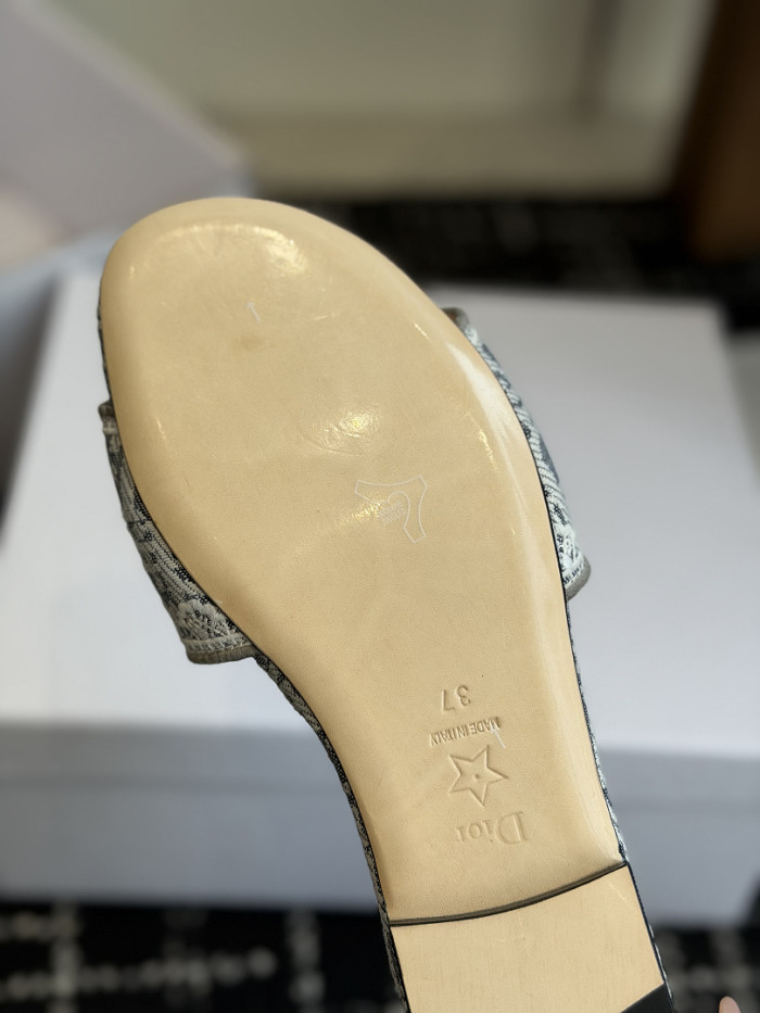 d10r sandal