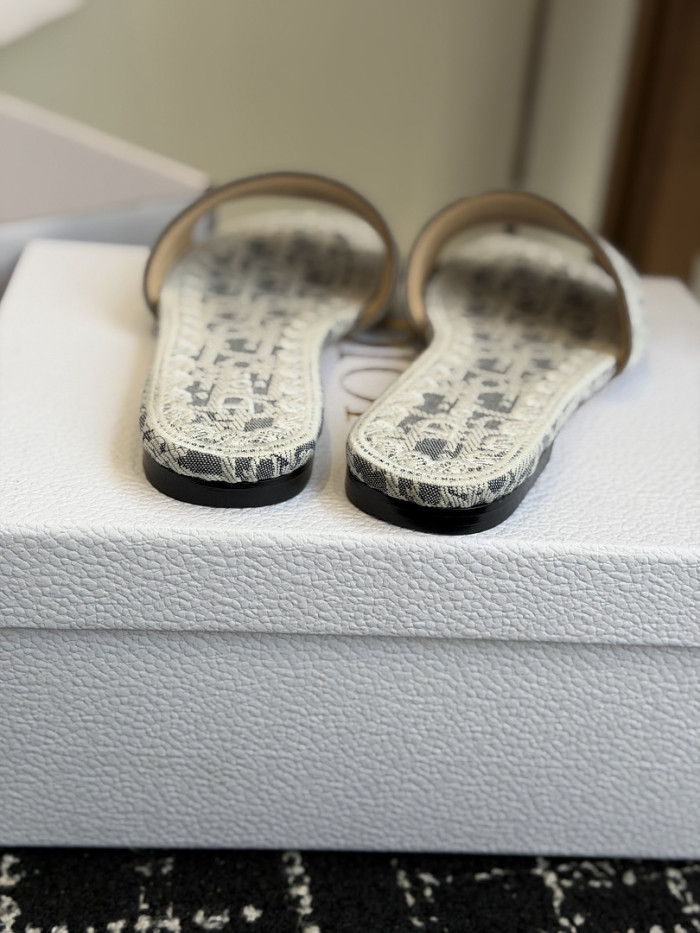 d10r sandal