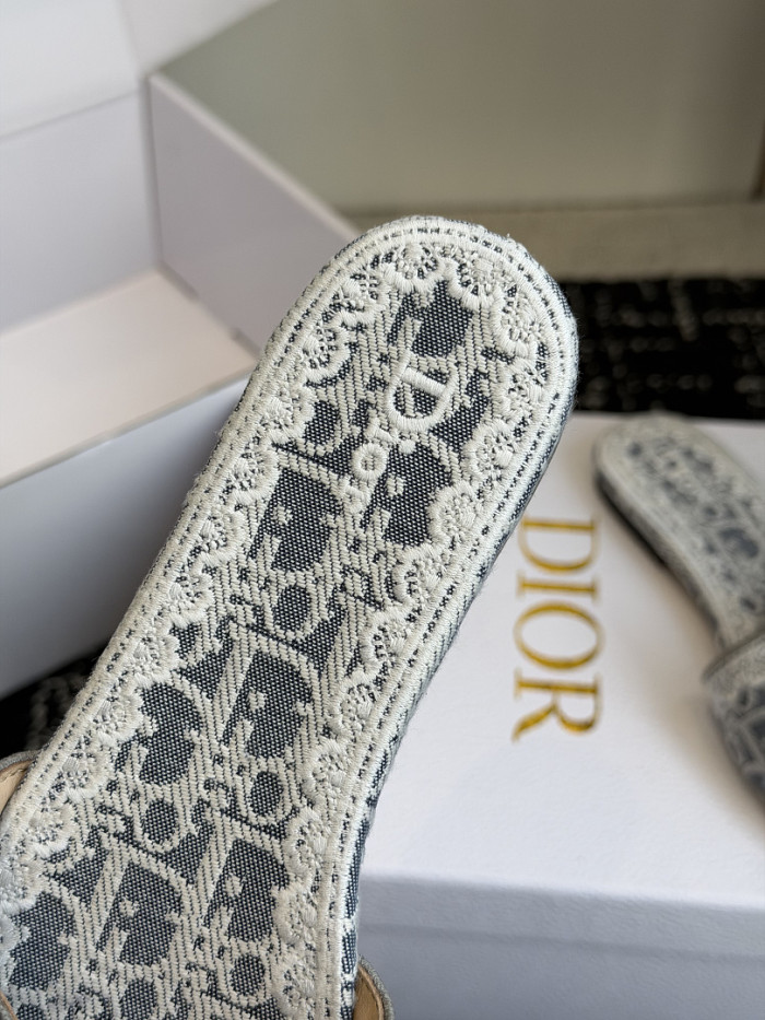 d10r sandal
