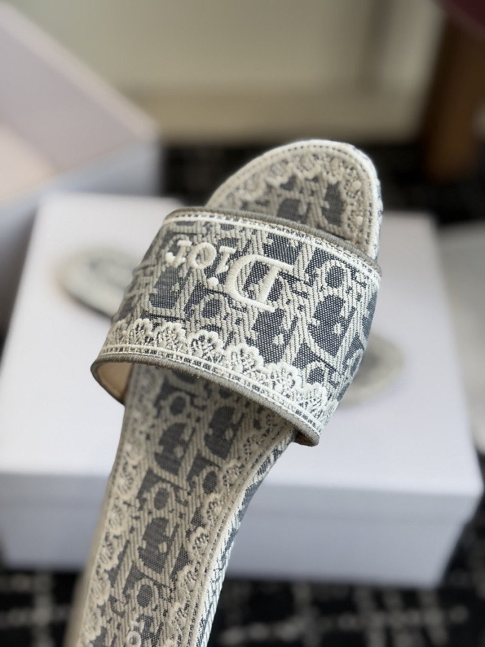 d10r sandal