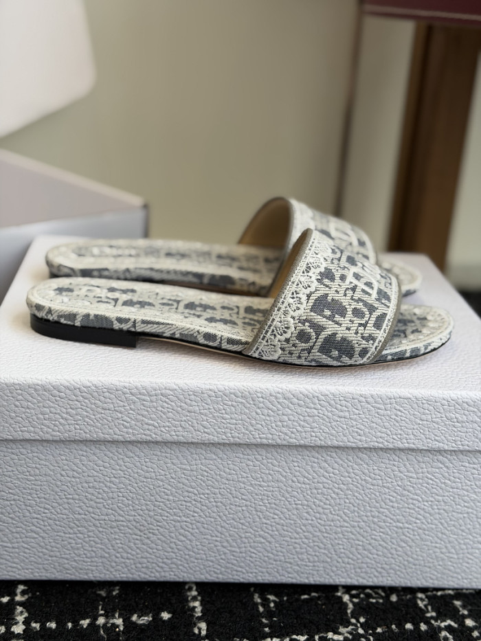 d10r sandal
