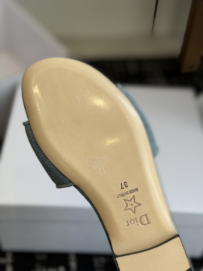 d10r sandal