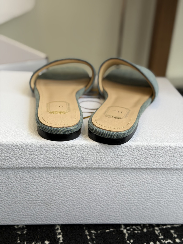 d10r sandal