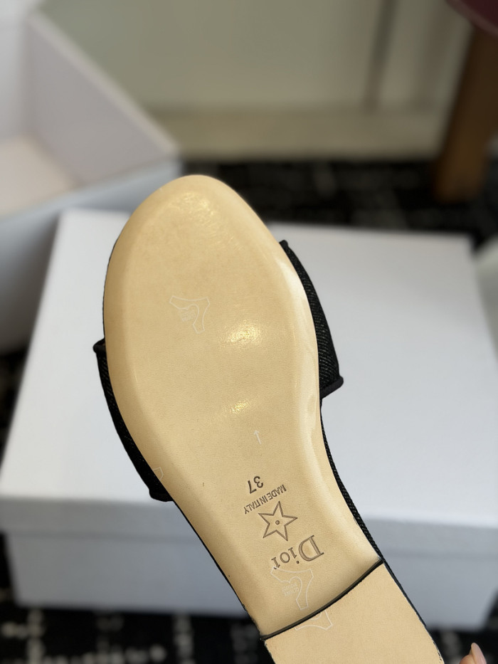 d10r sandal