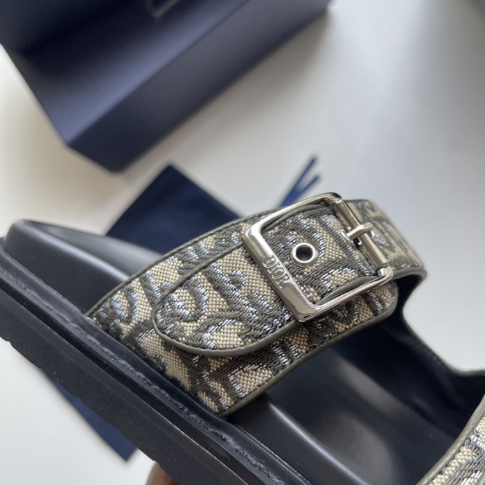 d10r sandal