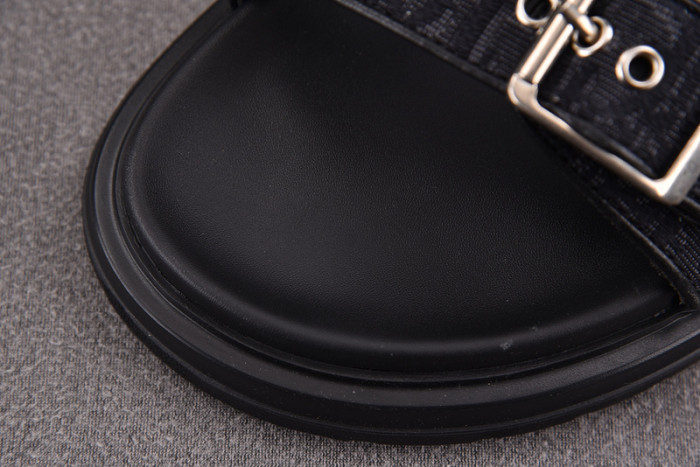 d10r sandal
