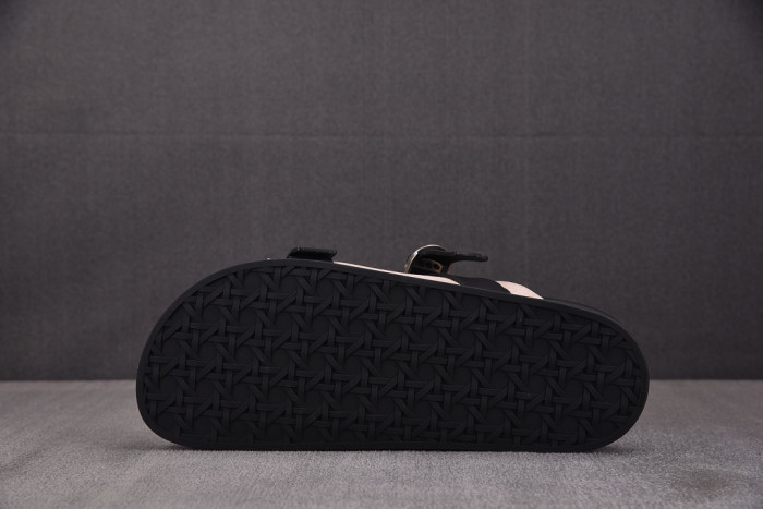 d10r sandal