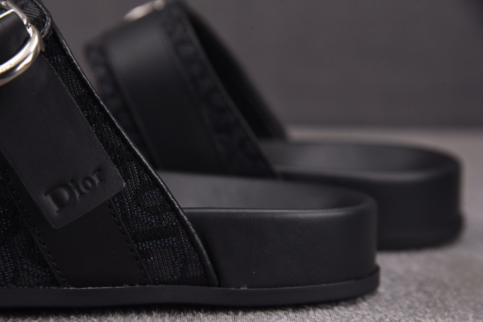d10r sandal