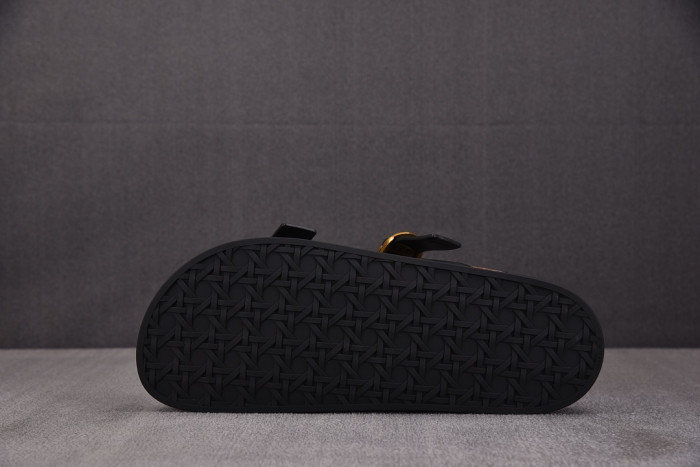 d10r sandal