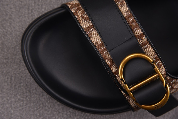 d10r sandal