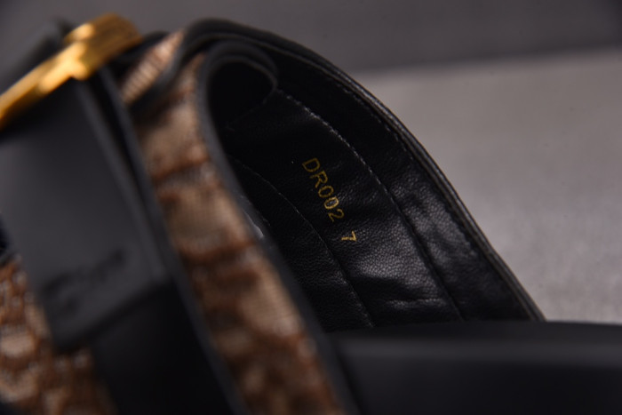 d10r sandal