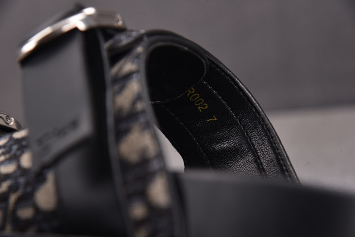 d10r sandal