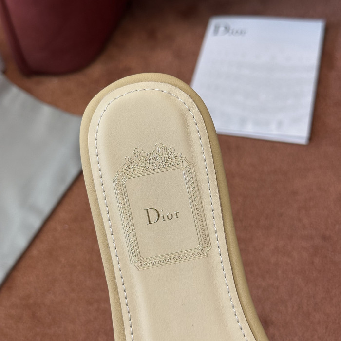 d10r sandal