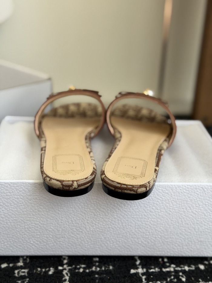 d10r sandal