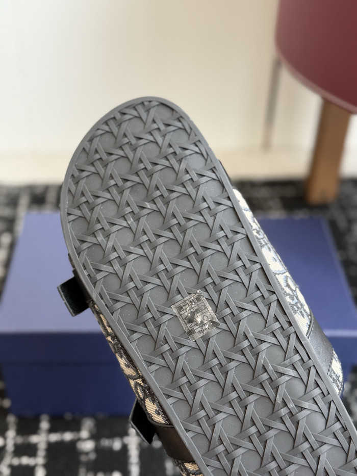 d10r sandal