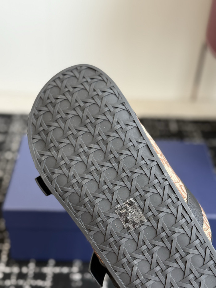 d10r sandal