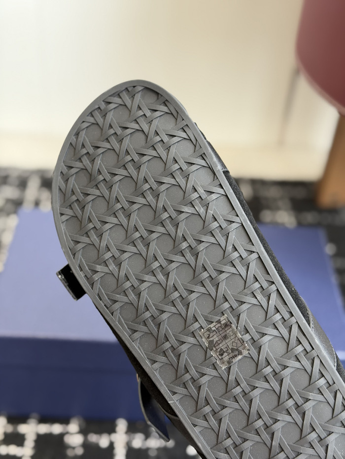d10r sandal