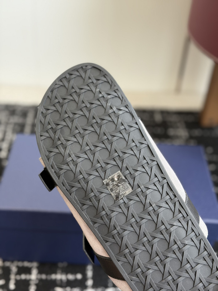 d10r sandal
