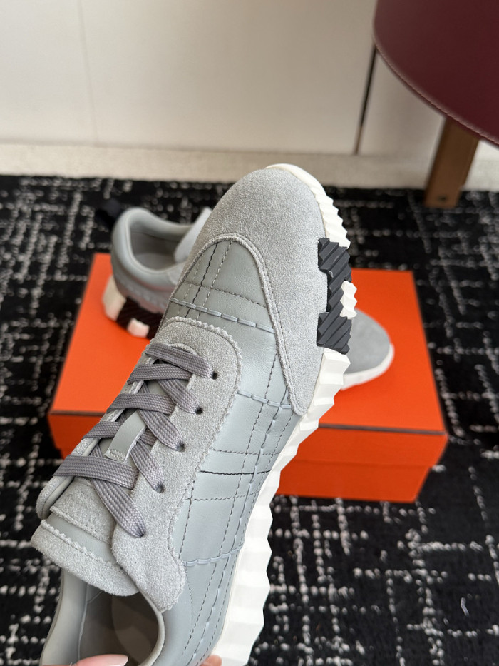 hms SNEAKER