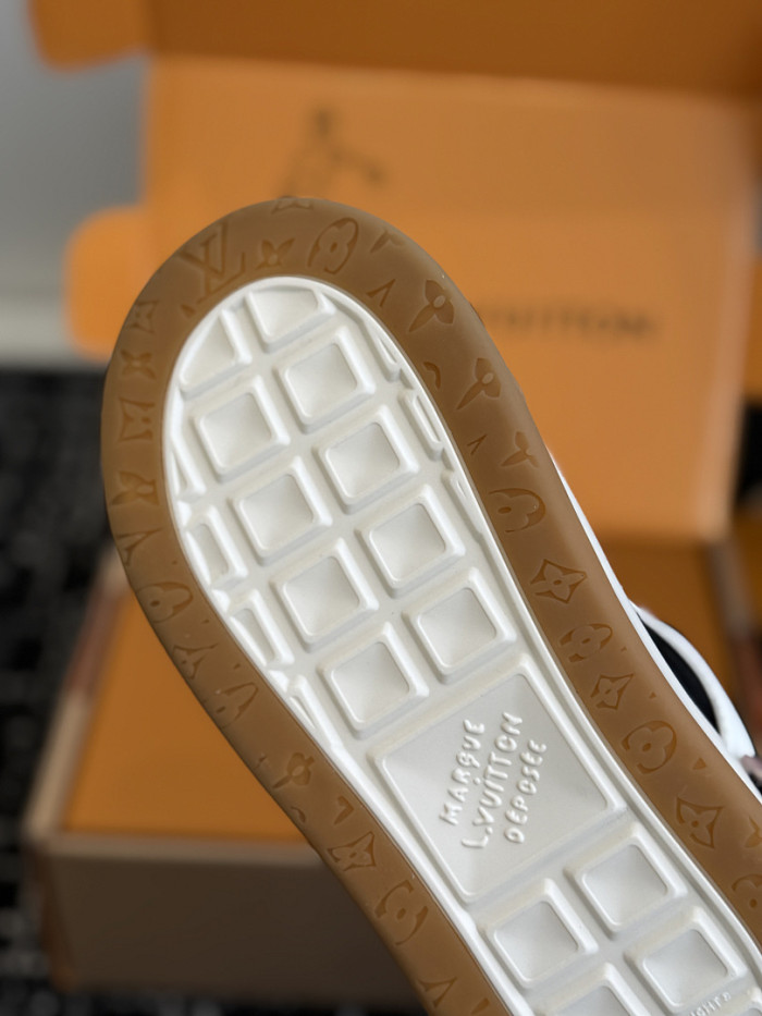L0VT SNEAKER