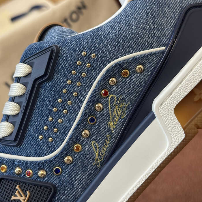 L0VT SNEAKER