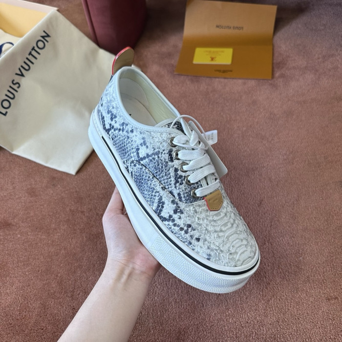 L0VT SNEAKER