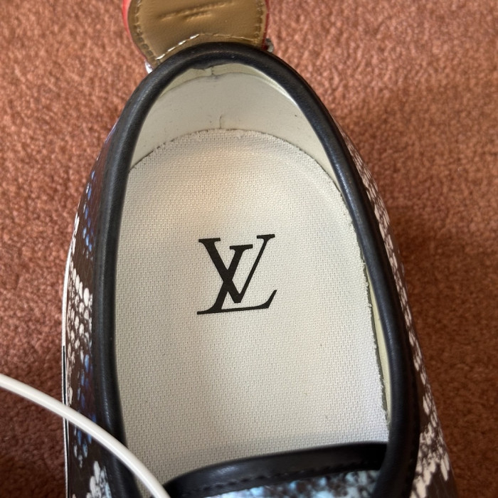 L0VT SNEAKER